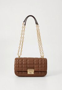 Braon prešivena kožna torba s lancem od zlata i pravokutnom zlatnom kopčom na jednobojnoj pozadini.