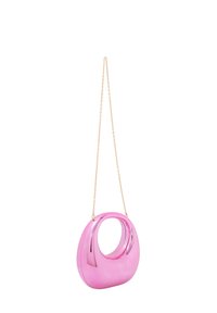 Rund pink håndtaske med en blank overflade, som har en cirkulær åbning og en guld kædetræs. Glat tekstur, moderne design.