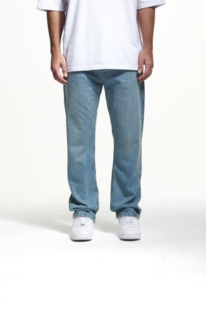 Lichtblauwe spijkerbroek met een relaxte pasvorm, recht pootontwerp en subtiele textuurdetails, gecombineerd met witte sneakers.