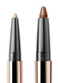 Due matite per il trucco con punte coniche; una beige e l'altra marrone. Entrambe hanno aste nere e dorate, offrendo un design elegante e moderno.