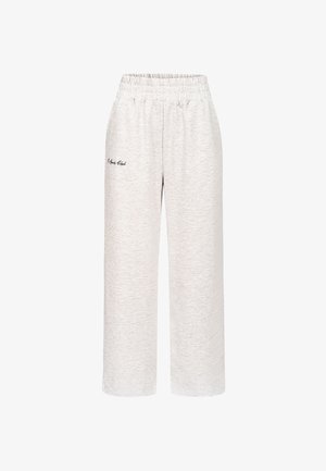 Pantaloni della tuta larghi di colore grigio chiaro, realizzati in tessuto morbido con cintura elastica. Presentano un piccolo testo ricamato sulla coscia sinistra.