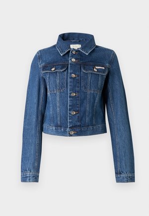 Blå denimjakke med lange ermer, sølvknapper, to brystlommer og krage; kort design med synlige sømdetaljer.