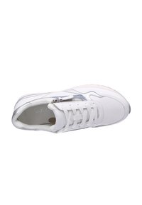 Witte leren sneaker met mesh accenten, zilveren hardware, veters en ritsdetail. Voorzien van een gevoerde kraag en een gestructureerde zool.