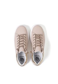 Sneaker beige con tomaia in materiale sintetico liscio, dettagli dorati, lacci glitterati e suola in gomma bianca.