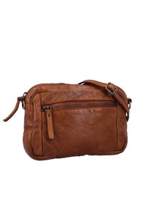 Borsa a tracolla in pelle marrone con chiusura a zip, tasca anteriore e tracolla regolabile. Presenta una finitura testurizzata e cuciture minime.