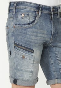 Koroshi BERMUDA CUTS STRETCH - Kratke hlače od trapera - azul cl light blue