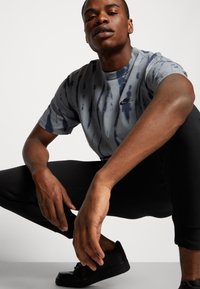 Nike Sportswear Printtipaita - cool grey