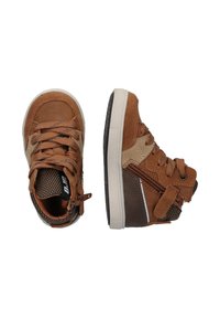 Bruine suède hoge schoenen met textuuraccenten, gemusterde mesh voering, veter sluiting, zijrits en rubberen zolen.