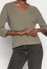 Part Two Sweter