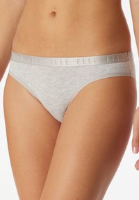 Grijze katoenen bikinionderbroek met een gladde textuur en een zachte elastische tailleband waarop subtiel de merknaam "ELLE" is afgebeeld.