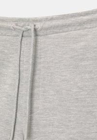 Graue Sweatpants mit strukturiertem Stoff, Kordelzugbund und einem schlichten Design ohne Muster oder zusätzliche Akzente.