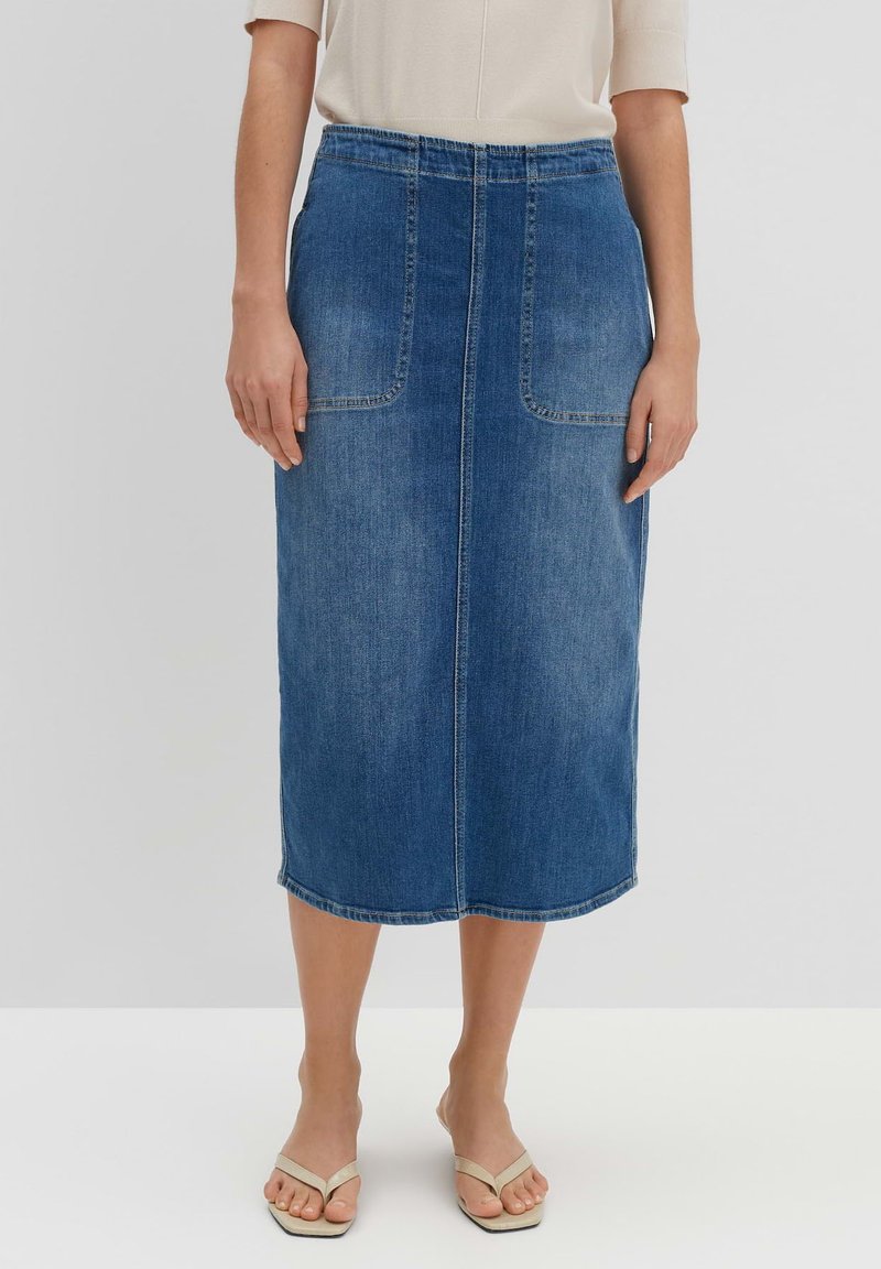 Jupe midi en denim bleu foncé avec une taille ajustée, des poches latérales et une silhouette droite. Texture lisse, longueur mi-mollet, courbe légère de l'ourlet.
