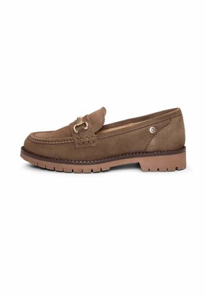 Mocasín de ante marrón con detalle metálico de estribo, costuras visibles y suela de goma con tacos, mostrado desde el perfil izquierdo sobre fondo blanco.