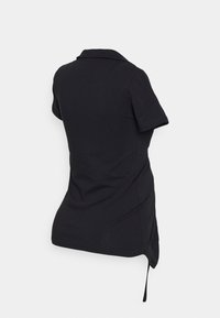 Top preto de manga curta com gola, apresentando uma silhueta ajustada e um cordão na parte inferior para comprimento ajustável.