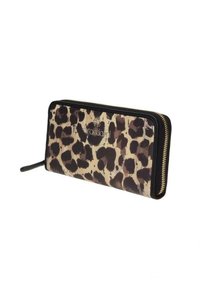 Leopardprint portemonnee met zwarte accenten, ritssluiting en een gladde leerachtige textuur. Beschikt over een logo aan de voorkant en een polsbandje.