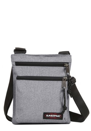Grå axelväska gjord av texturerad tyg. Har två zippered fickor, svarta detaljer och en justerbar rem. Eastpak-logotypen är synlig.