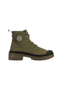 Groene canvas enkellaarsjes met zwarte rubberen teentip, ronde logopatch en stevige profielzolen. Voorzien van metalen veteroogjes en een vetersluiting.