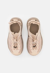 HOKA HOPARA 2 - Fjellsko - shifting sand/dune