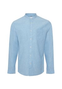 Camisa de manga larga azul claro hecha de lino, con cuello mandarín, cierre de botones en el frente y un bolsillo en el pecho. Textura suave.