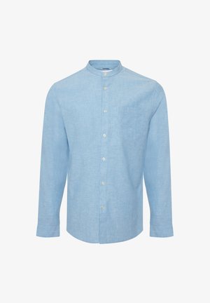 Chemise à manches longues bleu clair, en lin, avec un col mandarin, un devant avec boutons et une poche poitrine simple. Texture douce.