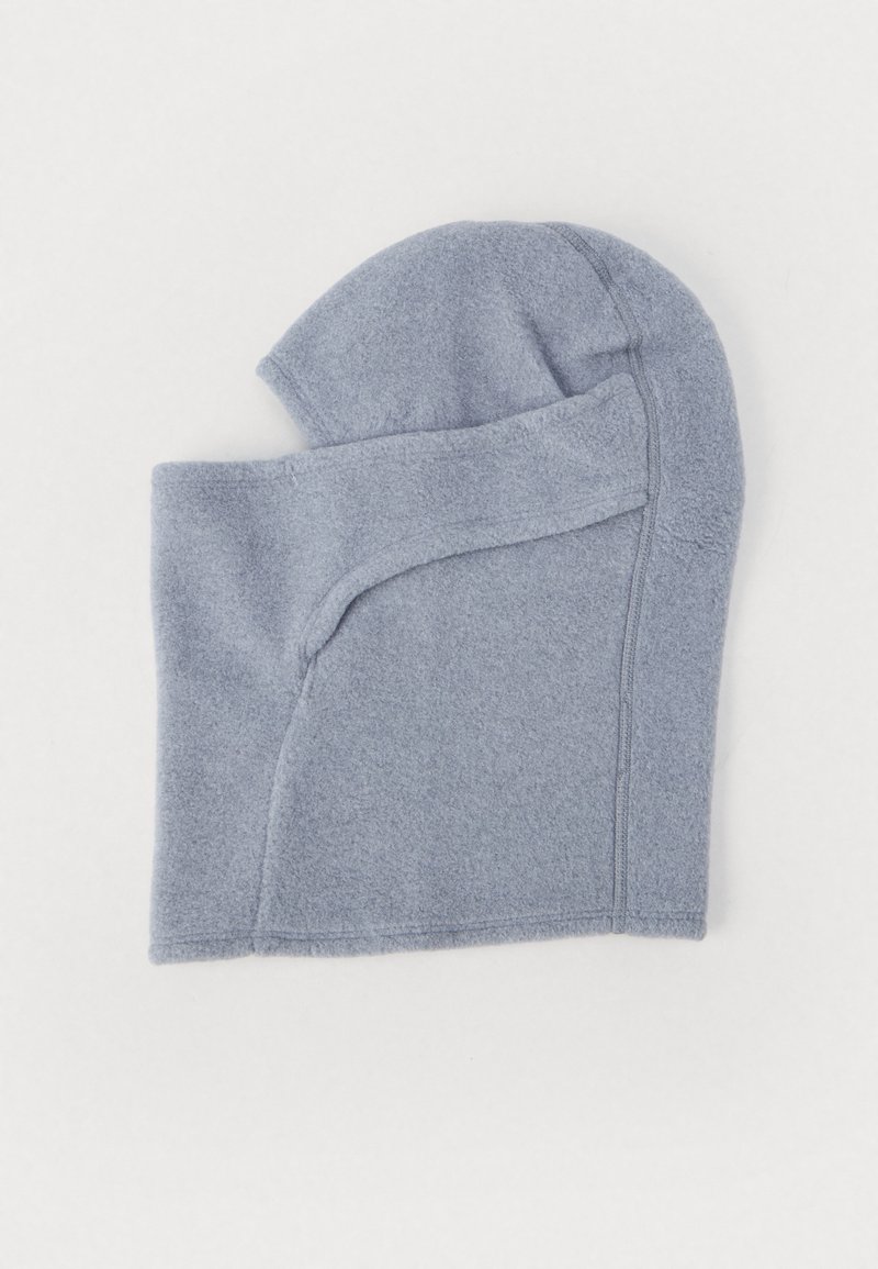 Világoskék fleece balaklava, ívelt varrásokkal és szoros illeszkedéssel. Puha tapintású, sima felületű, minimális varrási részletekkel.