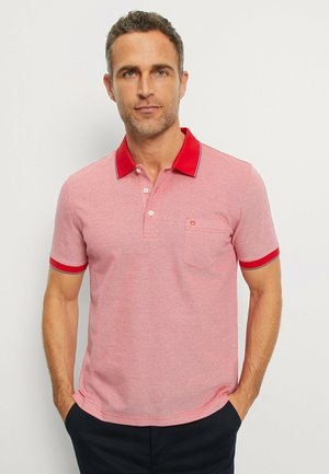 Rotes und pinkes Polohemd aus gestricktem Stoff mit einer Drei-Knopf-Leiste, kontrastierendem Kragen und Ärmeln sowie einer einzelnen Brusttasche.