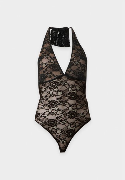 Μαύρο κορμάκι από δαντέλα με halter neck και λουλουδάτο σχέδιο, διάφανο σχέδιο και ντεκολτέ με βαθύ ντεκολτέ σε απλό φωτεινό φόντο.