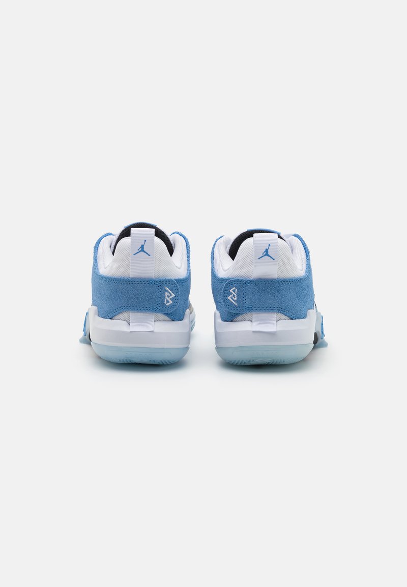 Zapatillas de baloncesto de gamuza azul con acentos de malla blanca y suelas de color azul helado. Presentan un soporte pronunciado en el talón y una marca distintiva en la parte trasera.