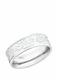 Srebrny pierścionek o polerowanym wykończeniu i tłoczonym wzorze dekoracyjnym wokół obrączki. O okrągłym kształcie, gładkiej teksturze, o średniej szerokości.