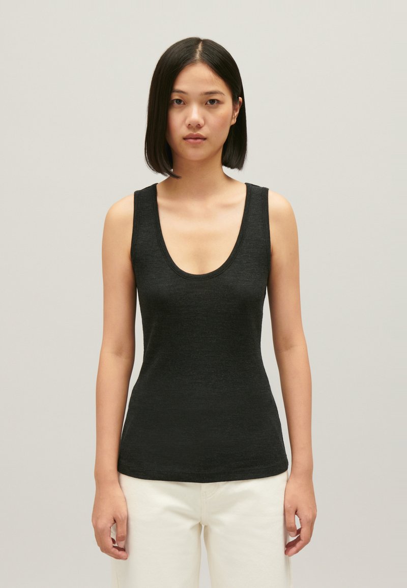 Zwarte, mouwloze top met een diepe ronde hals, gemaakt van gestructureerde stof. Aansluitend ontwerp, eenvoudig zonder patronen of accenten.