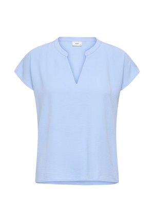 Haut bleu clair à manches courtes avec un décolleté en V, confectionné dans un tissu doux et texturé, avec une coupe décontractée et un ourlet net.