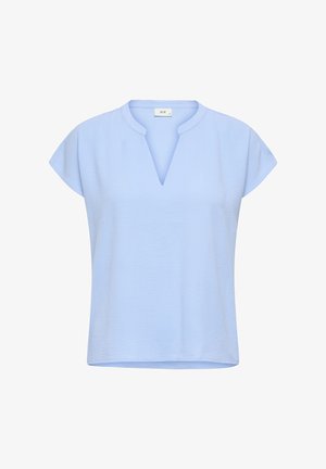 Jasnoniebieski top z krótkim rękawem i dekoltem w serek, wykonany z miękkiej, teksturowanej tkaniny o luźnym kroju i gładkim wykończeniu.