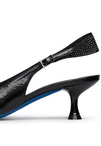 Scarpa slingback in vernice nera con cinturino testurizzato, dotata di tacco a cono e suola blu a contrasto. Include dettaglio con fibbia.