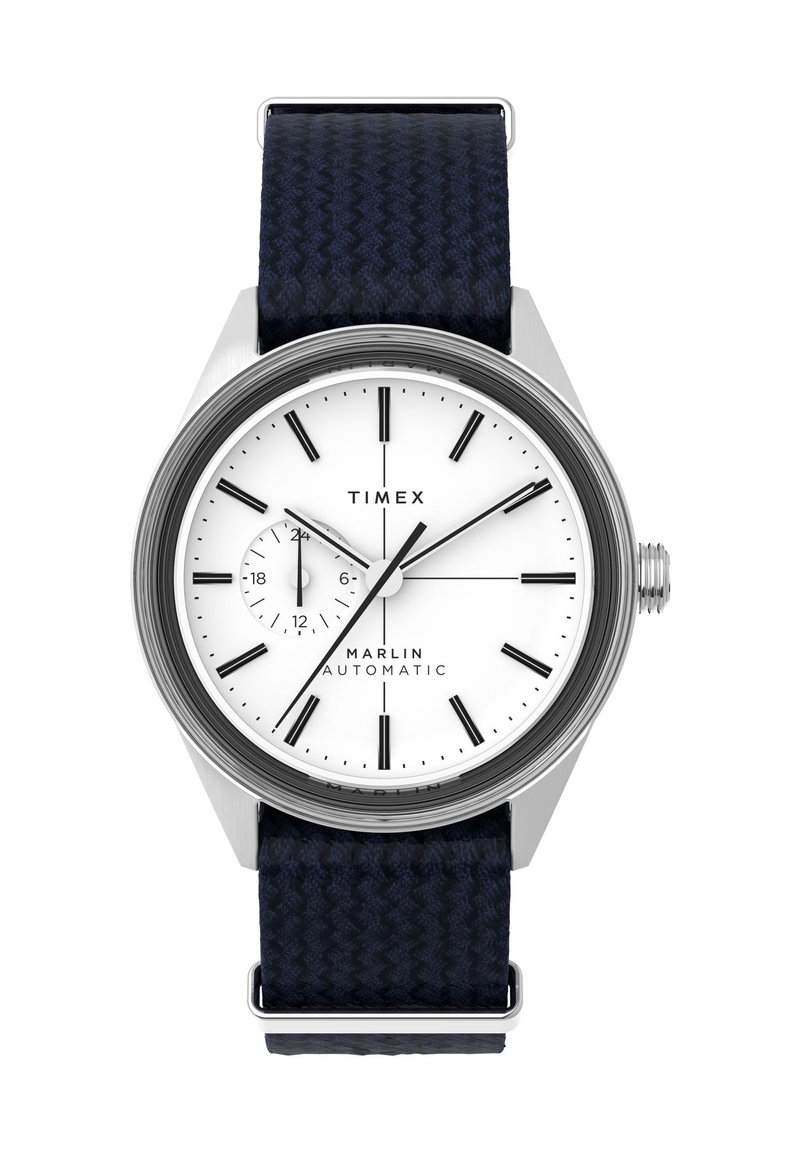 L'orologio automatico Timex Marlin presenta un quadrante bianco con indici neri, una cassa in acciaio e un cinturino in tessuto intrecciato blu scuro.