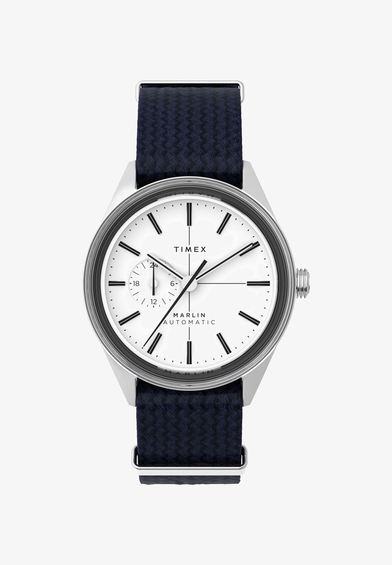 L'orologio automatico Timex Marlin presenta un quadrante bianco con indici neri, una cassa in acciaio e un cinturino in tessuto intrecciato blu scuro.