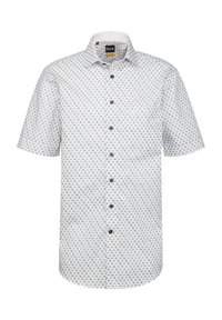 Camicia a maniche corte in cotone bianco con motivo geometrico blu navy, colletto button-down e bottoni scuri lungo la parte anteriore per la chiusura.