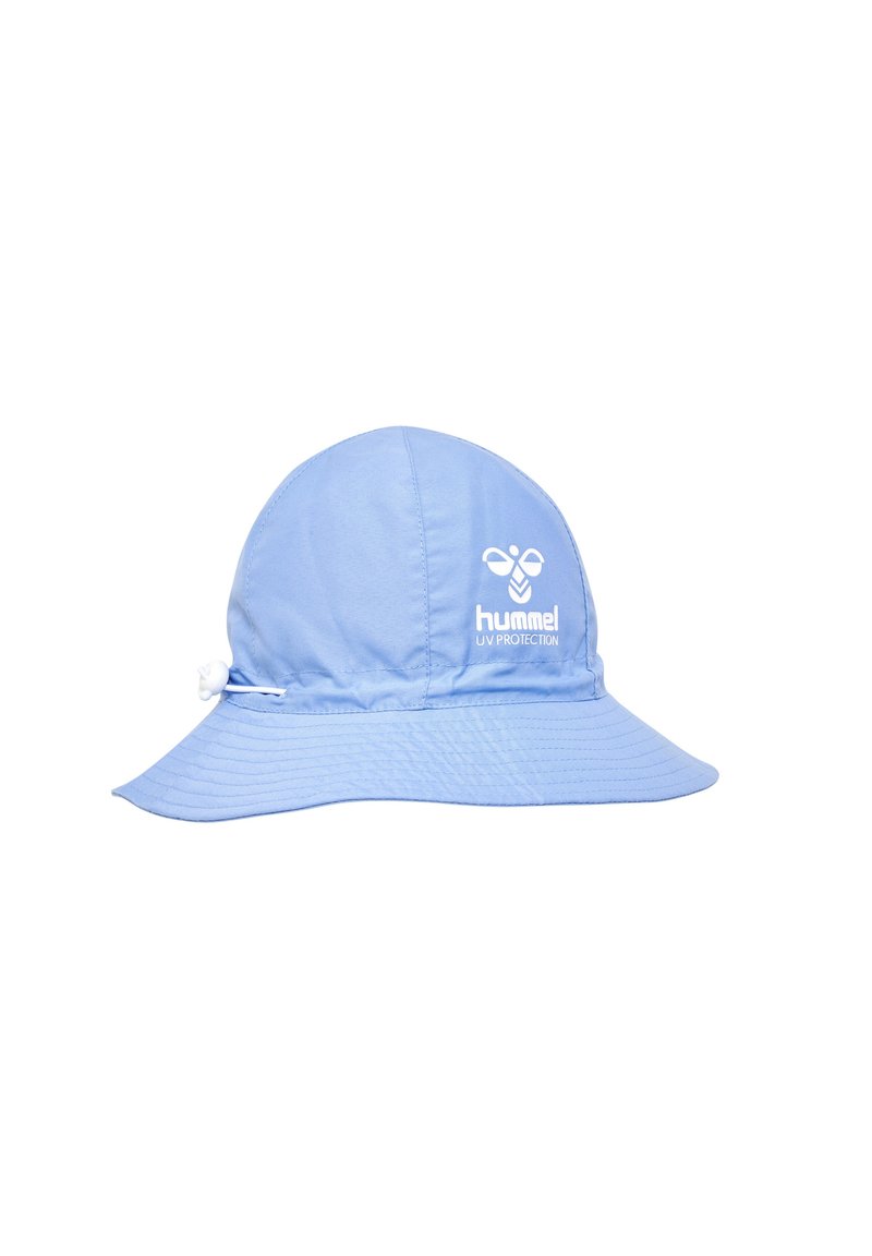 Helleblaue UV-Schutz-Bucket-Hut mit breiter Krempe, verstellbarem Zugband und weißem Logo auf der Vorderseite. Glattes, leichtes Material.