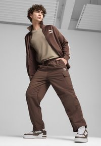 Puma CLASSICS - Cargohose - espresso brown