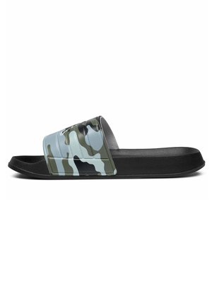 Sandale slide noire avec une large sangle à motif camouflage sur le pied, présentant des nuances de vert, gris et bleu.
