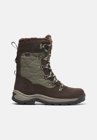Braune und grüne wasserfeste Stiefel mit gestepptem Stoff, grauen Schnürsenkeln und einem gefütterten Kragen aus Kunstfell. Sie verfügen über eine robuste Sohle für besseren Halt.