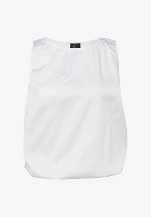 Witte mouwloze blouse met ronde hals en subtiele plooien onder de kraag, plat neergelegd.