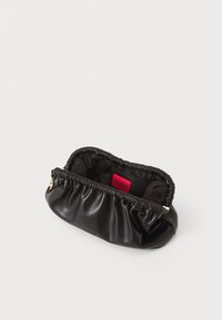 Clutch bag in pelle nera con design arricciato, cerniera in metallo dorato e etichetta rossa all'interno. Texture liscia e forma compatta.