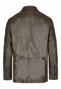 Braune Lederjacke mit glatter Textur, einfachem Kragen, langen Ärmeln und genähten Details auf dem Rücken und den Ärmeln.