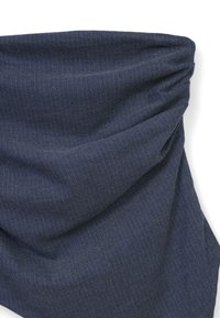 Tessuto blu scuro con un sottile motivo a righe, caratterizzato da una morbida texture e pieghe fluide, adatto per abbigliamento su misura.