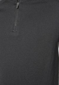 Grijze zip-hoodie met een gladde textuur en ribbelaccenten op de schouders, voorzien van een korte rits bij de kraag.