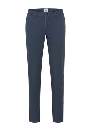 Pantaloni da uomo slim-fit blu navy con passanti per cintura, chiusura frontale con bottoni e tasche laterali con fessure, realizzati da Brax.