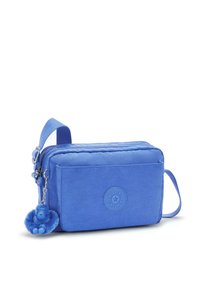Borsa di stoffa blu con forma rettangolare, chiusura con zip, manico laterale e un portachiavi a forma di scimmia blu pelosa attaccato; presenta dettagli con logo.