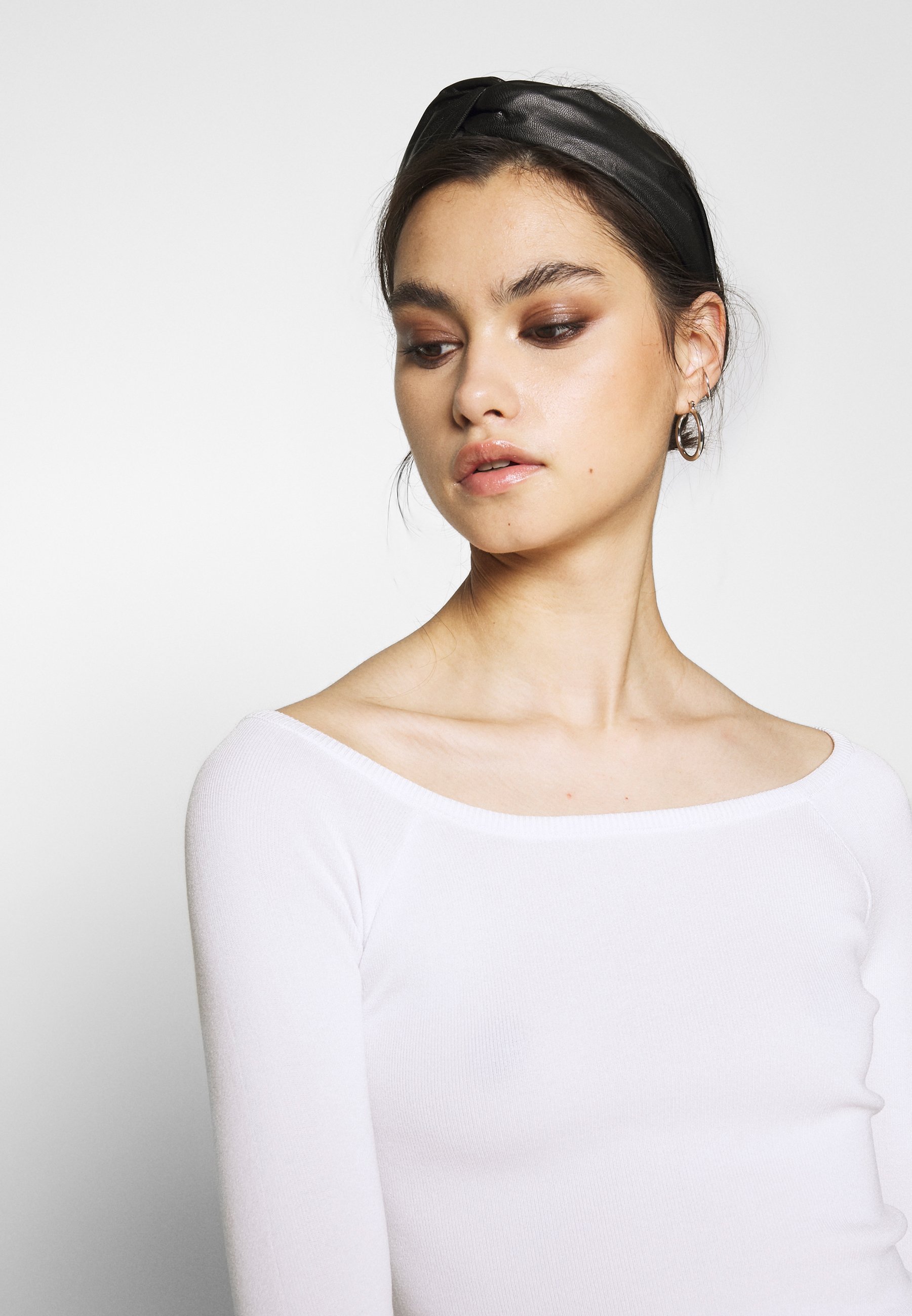 Who What Wear THE LONG SLEEVE OFF THE SHOULDER Who What Wear THE LONG SLEEVE OFF THE SHOULDER - Strikkegenser - white
