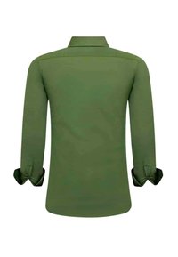 Langarmshirt van donkergroene stof, met een standaardkraag en omgeslagen manchetten. Soepele textuur, achterkant zichtbaar, zonder patronen of extra details.