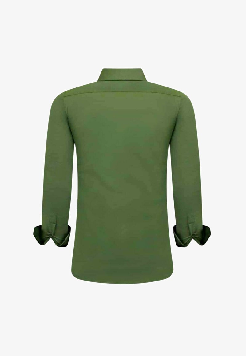 Langarmshirt van donkergroene stof, met een standaardkraag en omgeslagen manchetten. Soepele textuur, achterkant zichtbaar, zonder patronen of extra details.